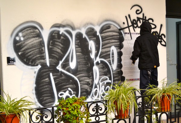 Kubo interviene con graffitis Casa Milán.